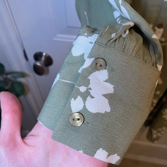 Ricki's Green Sheath Dress with Cuffed Long Sleeves and V-Neck - Picture 5 of 7